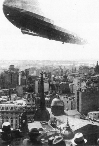 Graf Zeppelin sobre plaza de Mayo