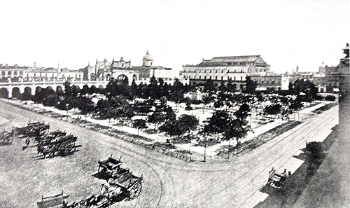 Plaza 25 de mayo y Estatua de Belgrano